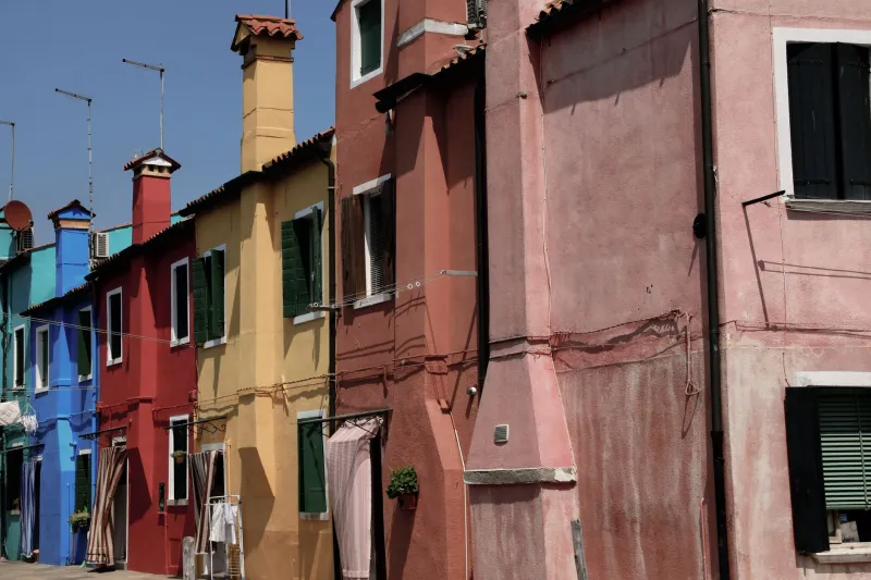 Ogni muro ha il suo colore: il dialetto cromatico delle case italiane