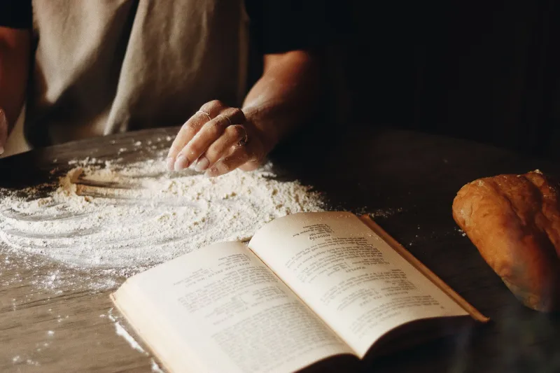 Il cibo che eravamo: come i piatti dimenticati stanno tornando a tavola e ci raccontano chi siamo