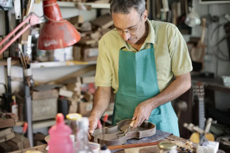 Voci di legno e corda: i costruttori di strumenti che tengono vivo il suono antico dei borghi